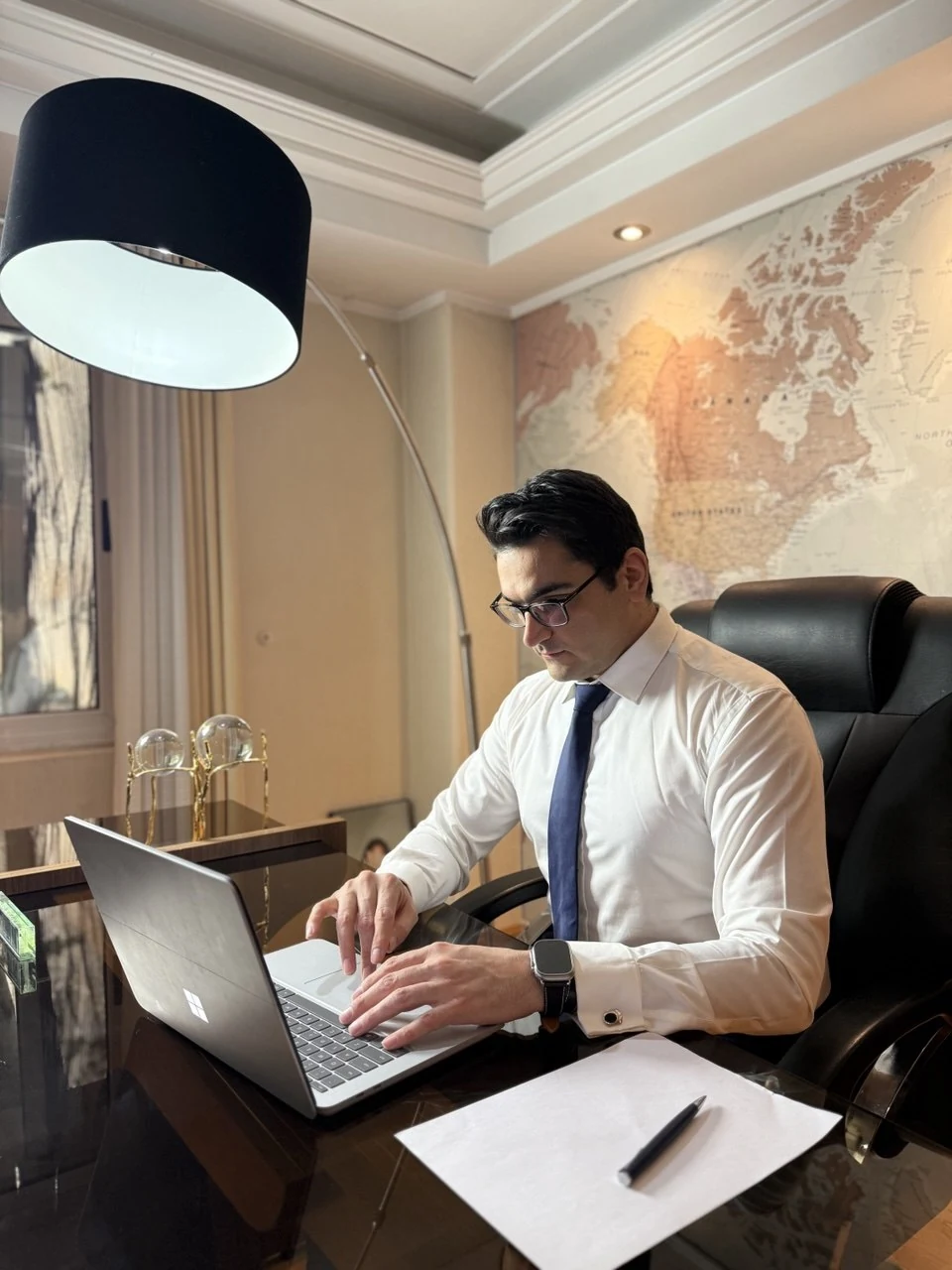 سروش والینیا پشت میز کار